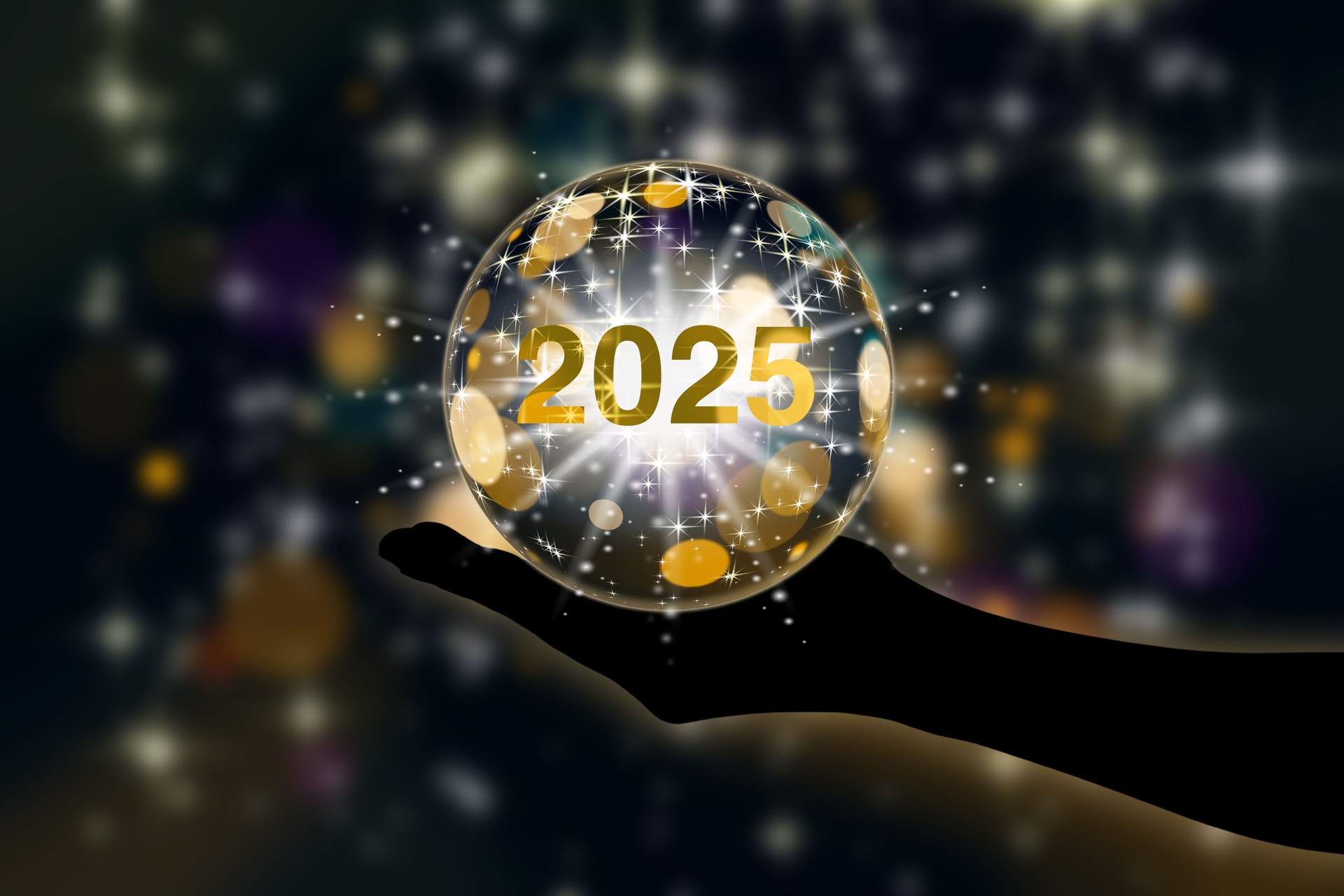 Mão segurando bola de cristal iluminada com 2025, simbolizando previsões futuras e celebrações de ano novo